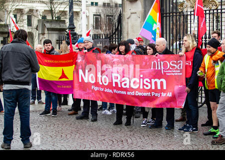 City Hall Belfast, 19/01/2019 Mitglieder der NIPSA Union statt einer Anti-faschistischen Protest in der City Hall von Belfast verschiedene Referenten aus verschiedenen Organisationen einschließlich der NIPSA Union und Menschen vor Profit (PBP) eine kleine Masse sprechen über das Thema der Bekämpfung des Rassismus von faschistischen Gruppen in Nordirland Credit: Bonzo/Alamy Leben Nachrichten gerichtet Stockfoto