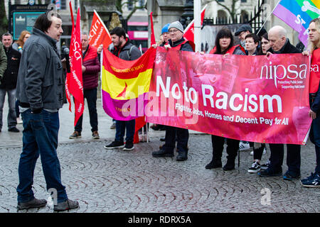 City Hall Belfast, 19/01/2019 Mitglieder der NIPSA Union statt einer Anti-faschistischen Protest in der City Hall von Belfast verschiedene Referenten aus verschiedenen Organisationen einschließlich der NIPSA Union und Menschen vor Profit (PBP) eine kleine Masse sprechen über das Thema der Bekämpfung des Rassismus von faschistischen Gruppen in Nordirland Credit: Bonzo/Alamy Leben Nachrichten gerichtet Stockfoto