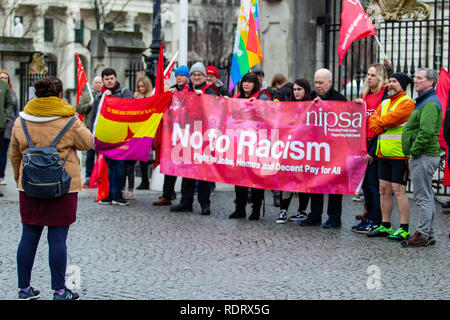 City Hall Belfast, 19/01/2019 Mitglieder der NIPSA Union statt einer Anti-faschistischen Protest in der City Hall von Belfast verschiedene Referenten aus verschiedenen Organisationen einschließlich der NIPSA Union und Menschen vor Profit (PBP) eine kleine Masse sprechen über das Thema der Bekämpfung des Rassismus von faschistischen Gruppen in Nordirland Credit: Bonzo/Alamy Leben Nachrichten gerichtet Stockfoto