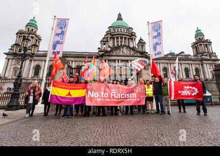 City Hall Belfast, 19/01/2019 Mitglieder der NIPSA Union statt einer Anti-faschistischen Protest in der City Hall von Belfast verschiedene Referenten aus verschiedenen Organisationen einschließlich der NIPSA Union und Menschen vor Profit (PBP) eine kleine Masse sprechen über das Thema der Bekämpfung des Rassismus von faschistischen Gruppen in Nordirland Credit: Bonzo/Alamy Leben Nachrichten gerichtet Stockfoto