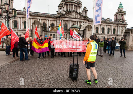 City Hall Belfast, 19/01/2019 Mitglieder der NIPSA Union statt einer Anti-faschistischen Protest in der City Hall von Belfast verschiedene Referenten aus verschiedenen Organisationen einschließlich der NIPSA Union und Menschen vor Profit (PBP) eine kleine Masse sprechen über das Thema der Bekämpfung des Rassismus von faschistischen Gruppen in Nordirland Credit: Bonzo/Alamy Leben Nachrichten gerichtet Stockfoto