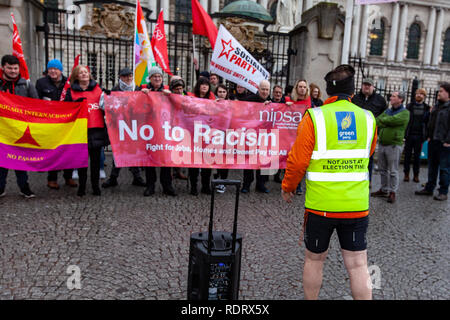 City Hall Belfast, 19/01/2019 Mitglieder der NIPSA Union statt einer Anti-faschistischen Protest in der City Hall von Belfast verschiedene Referenten aus verschiedenen Organisationen einschließlich der NIPSA Union und Menschen vor Profit (PBP) eine kleine Masse sprechen über das Thema der Bekämpfung des Rassismus von faschistischen Gruppen in Nordirland Credit: Bonzo/Alamy Leben Nachrichten gerichtet Stockfoto