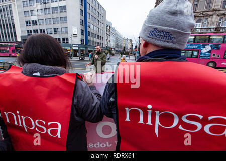 City Hall Belfast, 19/01/2019 Mitglieder der NIPSA Union statt einer Anti-faschistischen Protest in der City Hall von Belfast verschiedene Referenten aus verschiedenen Organisationen einschließlich der NIPSA Union und Menschen vor Profit (PBP) eine kleine Masse sprechen über das Thema der Bekämpfung des Rassismus von faschistischen Gruppen in Nordirland Credit: Bonzo/Alamy Leben Nachrichten gerichtet Stockfoto