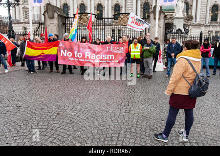 City Hall Belfast, 19/01/2019 Mitglieder der NIPSA Union statt einer Anti-faschistischen Protest in der City Hall von Belfast verschiedene Referenten aus verschiedenen Organisationen einschließlich der NIPSA Union und Menschen vor Profit (PBP) eine kleine Masse sprechen über das Thema der Bekämpfung des Rassismus von faschistischen Gruppen in Nordirland Credit: Bonzo/Alamy Leben Nachrichten gerichtet Stockfoto