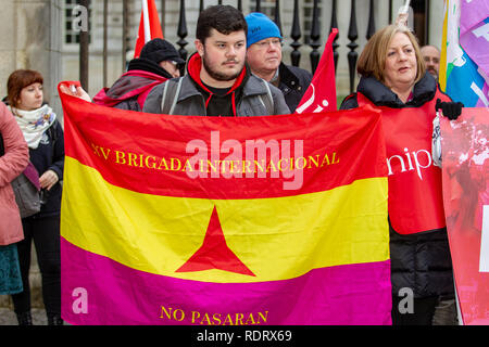 City Hall Belfast, 19/01/2019 Mitglieder der NIPSA Union statt einer Anti-faschistischen Protest in der City Hall von Belfast verschiedene Referenten aus verschiedenen Organisationen einschließlich der NIPSA Union und Menschen vor Profit (PBP) eine kleine Masse sprechen über das Thema der Bekämpfung des Rassismus von faschistischen Gruppen in Nordirland Credit: Bonzo/Alamy Leben Nachrichten gerichtet Stockfoto