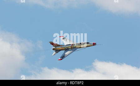 North American F-100 Super Sabre, Supersonic Jet fighter vom koreanischen Krieg führt bei Air Show Stockfoto