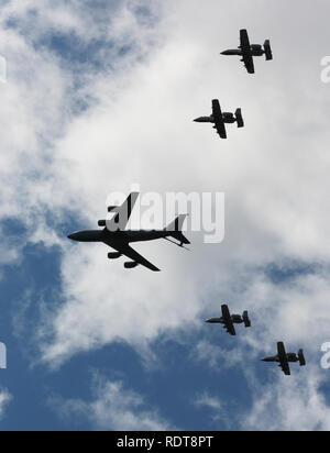 Boeing KC-135 Stratotanker tanken Jet mit A-10 Warthogs in der Ausbildung zur Betankung von Demo in Air Show Stockfoto