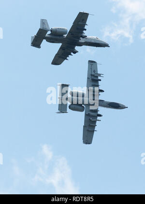 A-10 Thunderbolt II, bekannt als das Warzenschwein ist der US Air Force Twin Jet mit Avenger Gatling Gun Fliegen mit Air Show Stockfoto