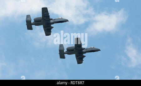 A-10 Thunderbolt II, bekannt als das Warzenschwein ist der US Air Force Twin Jet mit Avenger Gatling Gun Fliegen mit Air Show Stockfoto