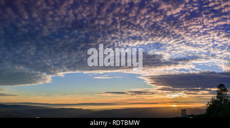 Tolle Wolken den Himmel bei Sonnenuntergang von der Oberseite des Mt Diablo gesehen; San Francisco Bay im Nebel im Hintergrund; Mt Diablo State Pa Stockfoto