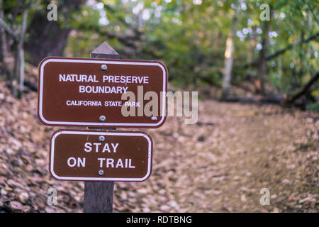 "Natürliche Grenze zu Bewahren' und 'Stay On Trail" Zeichen in Castle Rock State Park, Santa Cruz Mountains, Kalifornien Stockfoto