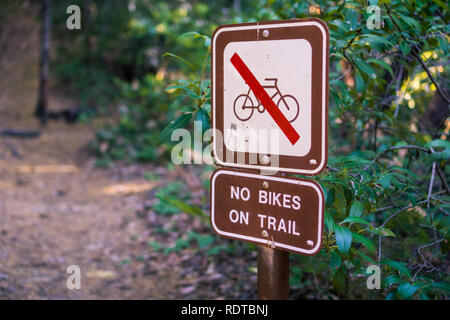 'Keine Fahrräder auf der Spur'-Schild in Castle Rock State Park, Santa Cruz Mountains, Kalifornien Stockfoto