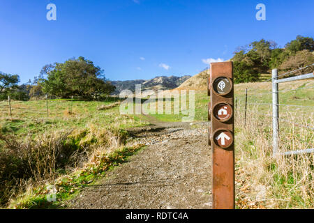 Trail anmelden Sunol regionale Wildnis, San Francisco Bay Area, Kalifornien Stockfoto