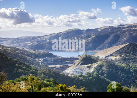 Blick Richtung Calaveras Behälter, wo sich ein neuer Damm gebaut wird; Calaveras Reservoir ist Teil der Hetch Hetchy system, das Wasser fängt in der S Stockfoto