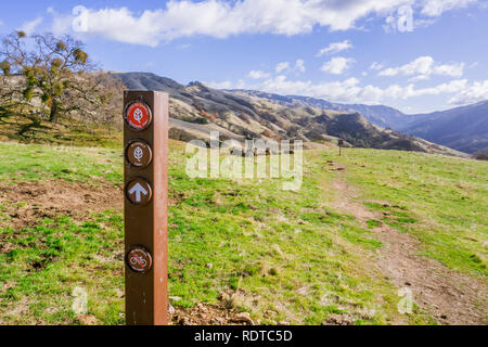 Trail anmelden Sunol regionale Wildnis, San Francisco Bay Area, Kalifornien Stockfoto