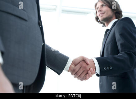 Geschäft Leute die Hände schütteln nach Abschluss einer vertraglichen Vereinbarung im Amt. Stockfoto