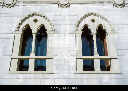 In der Nähe von mittelalterlichen suchen windows Stockfoto