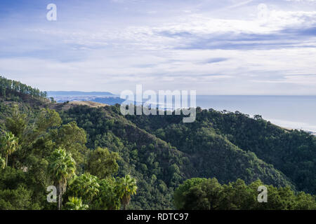 Berge und Täler in den Küstengebieten leben, Eichen und andere immergrüne Sträucher, San Simeon, Kalifornien Stockfoto