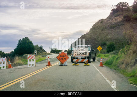 "Road closed' und 'Slide' Zeichen an der Südseite von Big Sur, Ragged Point, Kalifornien Stockfoto