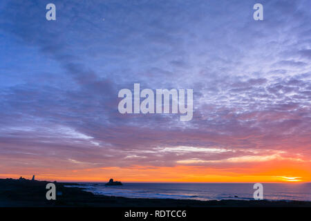 Sonnenuntergang über dem Pazifischen Ozean Küste, Piedras Blancas State Marine Reserve, San Simeon, Kalifornien Stockfoto