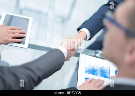 Business Handshake. In der Nähe von Männern die Hände schütteln. Stockfoto