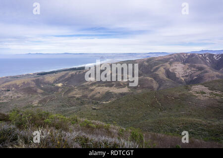 Blick in Richtung Morro Rock und Morro Bay State Park wie von Montana de Oro State Park gesehen; Kalifornien Stockfoto