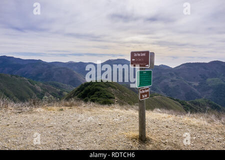Schilder zeigen Distanzen und Richtungen und andere Hinweise in Montana de Oro State Park auf Hafer Peak, eine der höchsten im Park, Los Stockfoto