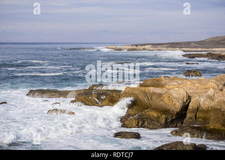 Gefährliche Brandung brechen auf der schroffen Klippen von Montana de Oro State Park, San Luis Obispo County, Kalifornien Stockfoto