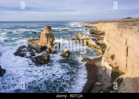 Gefährliche Brandung brechen auf der schroffen Klippen von Montana de Oro State Park, San Luis Obispo County, Kalifornien Stockfoto