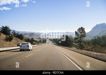 Fahren Sie auf dem Highway 1 in Richtung San Luis Obispo, Kalifornien Stockfoto