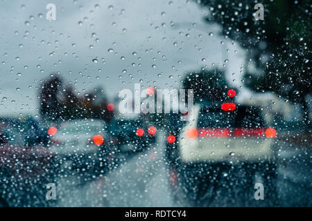 Starker Verkehr während eines regnerischen Tag; Regentropfen auf dem Fenster Stockfoto