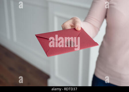 Frau halten Einladung Karten in der Hand. Umschläge in die Hände. Stockfoto