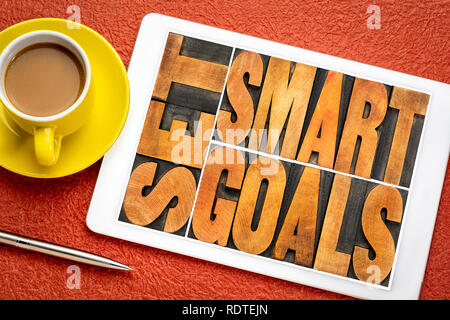 Smart-Ziele Konzept - Wort in Vintage buchdruck Holz Art Abstract auf einer digitalen Tablet mit einer Tasse Kaffee Stockfoto