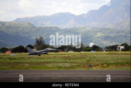 Ein US Air Force F-16 Fighting Falcon bereitgestellt von kunsan Air Base, Korea, landet zum Start der bilateralen Kontingente Exchange-Philippines (BACE-P) im Cesar Basa Air Base, Philippinen, 18.01.2019. Dies ist der siebte Iteration von BACE-P von US Pacific Command gegründet und von der Zentrale pazifische Luftwaffen ausgeführt. Dieser Austausch fördern die Interoperabilität, bauen auf dem Fundament einer starken US-- Philippinen Alliance", und das US-Engagement in der indopazifischen Region bekräftigen. (U.S. Air Force Foto: Staff Sgt. Anthony Klein) Stockfoto