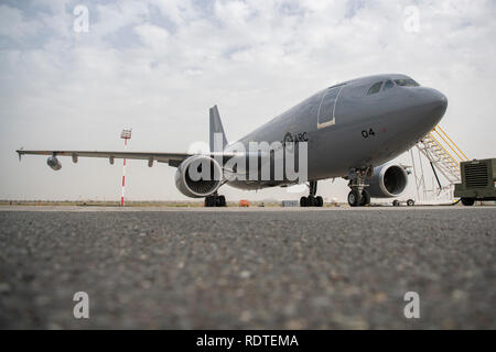 Ein Airbus CC-150 Polaris sitzt an einem unbekannten Ort in Südwestasien, Jan. 16, 2019, während eines Besuchs von Commander der Royal Canadian Air Force Generalleutnant Al Meinzinger und RCAF Befehl Chief Warrant Officer Denis Perron. Die Polaris ist ein multifunktionales, Twin-engine, Jets, die konfiguriert werden können, VIP-Passagiere zu befördern oder als Tankwagen für strategische Luftbetankung ausgerüstet werden. (U.S. AIr Force Foto/Tech. Sgt. Robert Cloys) Stockfoto