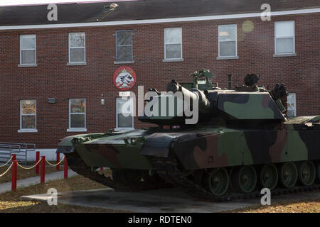 Ein Blick auf die Schäden, die an der Außenseite des Gebäudes 507 an der Marine Corps Base Camp Lejeune vier Monate nach dem Hurrikan Florenz. Florenz beeinflusst MCB Camp Lejeune und Marine Corps Air Station New River mit Perioden von starken Winden, starken Regenfällen, Überschwemmungen der städtischen und niedrig liegenden Gebieten, Hochwasser und Sturmfluten an der Küste an Sept. 14. (U.S. Marine Corps Foto von Lance Cpl. Jesaja Gomez) Stockfoto