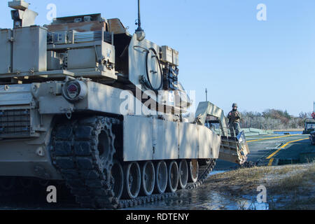 Us Marine Corps Cpl. Mercedes Brimage, mit Brücke, 8. Unterstützung der Techniker Bataillon, führt eine Assault Breacher Fahrzeug auf eine verbesserte Ribbon Bridge während einer Firma level Feld Übung in Camp Lejeune in North Carolina, Jan. 15, 2019. Brücke Unternehmen durchgeführt, um die Übung zu Mission notwendigen Schulungen und Standards unterstützen, und Proben alternative Methoden der Einsatz Ausrüstung Infanterie Einheiten zu unterstützen. (U.S. Marine Corps Foto von Lance Cpl. Damion Luke Jr) Stockfoto