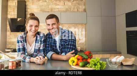 Junges Paar zu Hause schiefe am Tisch in der Küche gemeinsam Fröhliche Stockfoto