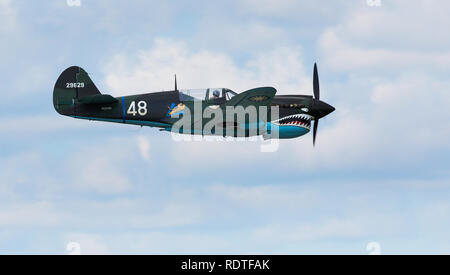 Curtiss P-40 Warhawk, auch bekannt als die Flying Tiger fliegen in der Luft zeigen Stockfoto