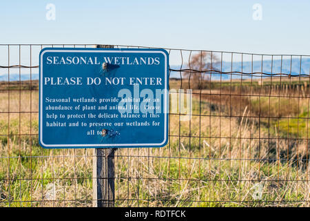 Der easonal Feuchtgebiete, bitte nicht eintreten" Schild auf einem Metallzaun in Sunnyvale Baylands Park, South San Francisco Bay Area, Kalifornien Stockfoto