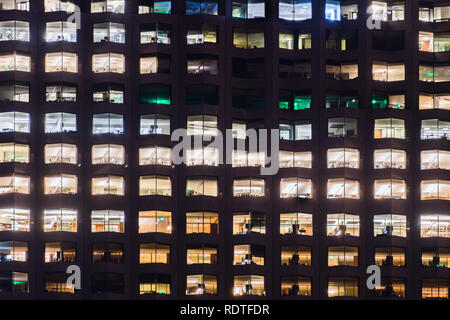 In der Nähe des Bürogebäudes windows mit Leuchten auf, San Francisco, Kalifornien Stockfoto