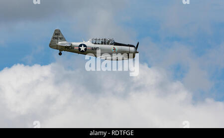 North American T-6 Texan Trainer aus dem Zweiten Weltkrieg fliegen in der Luft zeigen Stockfoto