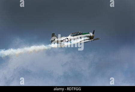 North American T-6 Texan Trainer aus dem Zweiten Weltkrieg fliegen in der Luft zeigen Stockfoto