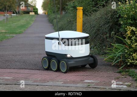 Ein Raumschiff Technologien Lieferung robot durchstreift die Wanderwege in Milton Keynes, Bereitstellung von Lebensmittel aus Co-op und Tesco savvy Verbraucher zu den Tech. Stockfoto