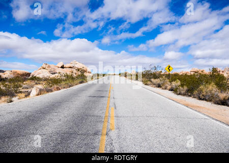 Fahren auf einer asphaltierten Straße in Joshua Tree National Park, Kalifornien Stockfoto