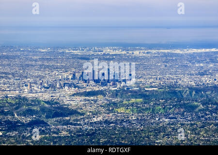 Luftbild der Innenstadt von Los Angeles; LA Airport und den Pazifischen Ozean Küste im Hintergrund; Süd Kalifornien Stockfoto