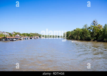 Kreuzfahrt auf Sacramento River; eine Marina auf der linken Ufer; Kalifornien Stockfoto