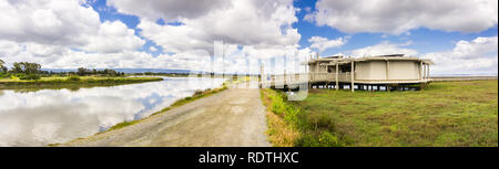 Wanderweg in Palo Alto Baylands Park, die Art Education Center auf der rechten Seite Stockfoto