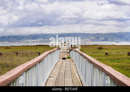 Beschädigte Holzsteg über die Sümpfe von South San Francisco Bay Area, Palo Alto Baylands Park, Kalifornien Stockfoto