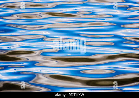 Nahaufnahme von Wellen im Wasser Oberfläche eines Sees Stockfoto